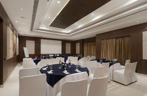 Inde Hotel Signature Tower Гургаон Экстерьер фото