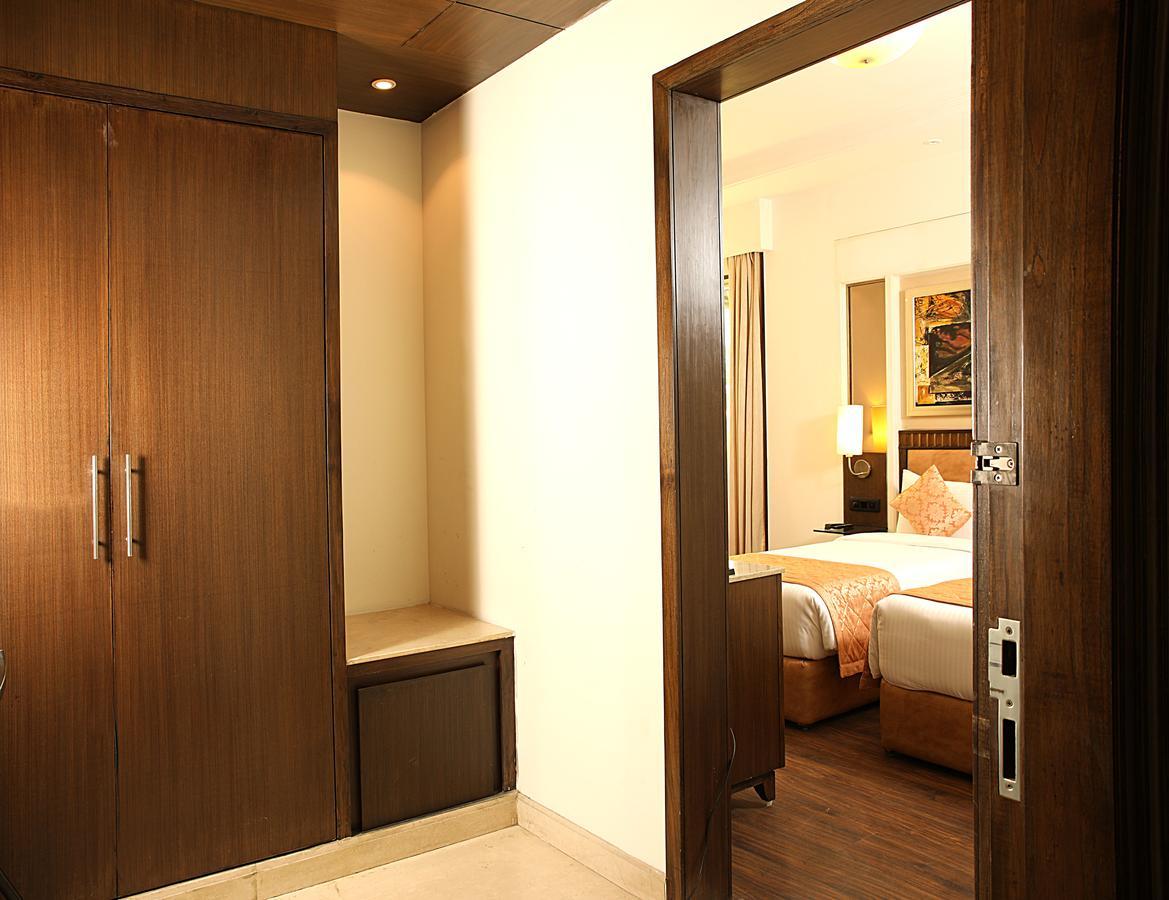 Inde Hotel Signature Tower Гургаон Экстерьер фото