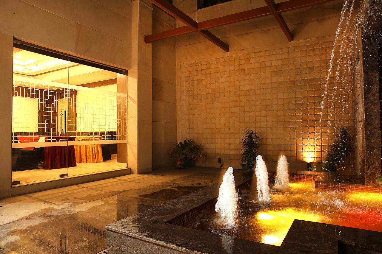 Inde Hotel Signature Tower Гургаон Экстерьер фото